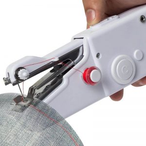Pomoću ove mini ručne šivaće mašine sada brzo i jednostavno možete popraviti majice, panatalone, dukseve i sve ostale vrste tkanina.