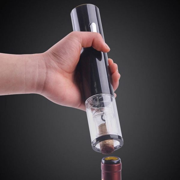 Električni vadičep je vrlo jednostavan za korišćenje, omogućava vam da brzo i lako pritiskom na dugme otvorite flašu sa pampurom.