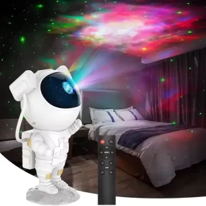 Ova lampa u obliku astronauta koristi različite snopove svetlosti da projektuje mapu noćnog neba, na zid, plafon ili celu sobu.