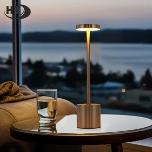 Elegantna i moderna stona lampa na dodir, idealna za svaki ambijent - od kuće i kancelarije do restorana i kafića.